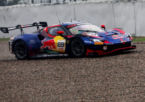 Audi wint knotsgekke Race 1, titelkansen Verstappen-AMG en Vermeulen vallen in het water