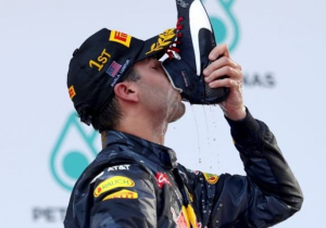 Hamilton weigert mee te doen met 'shoey-trend' van Ricciardo