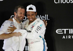 Hamilton crasht met motor in Superbike test