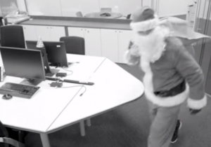 Mercedes steekt de draak met zichzelf in kerstfilmpje