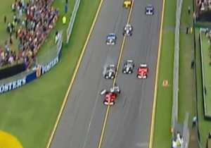 Australië, 16 jaar geleden: enorme crash in eerste bocht