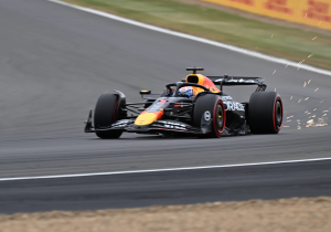 Verstappen pakt uitgerekend op Silverstone zijn 44e pole position uit zijn carrière