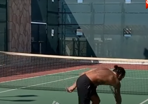 Lewis Hamilton krijgt tennislesje van zijn vader
