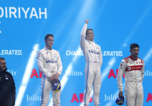 De Vries troeft polesitter en teamgenoot Vandoorne af in openingsrace Formule E