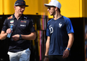 Verstappen grapt over nieuwe kapsel van Gasly: "Maat, wtf is er gebeurd?"