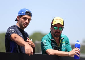F1 Hoy: Carlos Sainz derrite corazones; Fernando Alonso hace predicción extraña de Aston Martin