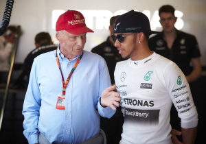 Hamilton over Lauda: "Zijn grootste gebaar was als hij zijn pet af deed"