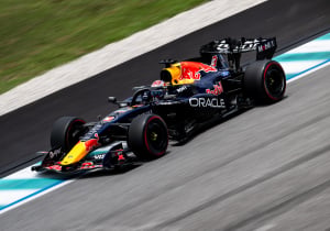 Verstappen slaat toe in Maleisië en pakt pole position: "Best wel ongelooflijk!"