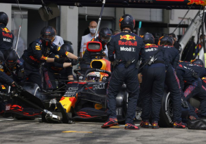 Red Bull door pitstop Verstappen steviger aan de leiding in DHL-klassement