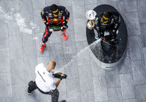 Verstappen over podium met Mercedes-duo: "Voel me vijfde wiel aan de wagen"