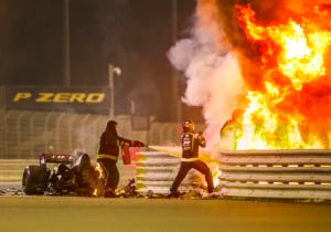 Haas-teambaas blikt emotioneel terug op crash Grosjean: "Zijn schoen zat nog in de auto"