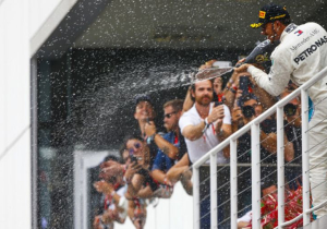 Hamilton genoot van blijdschap bij Mercedes: 'Was geweldig om iedereen te zien feestvieren'