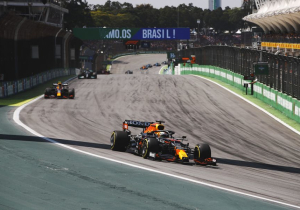 Pérez zet vraagtekens bij snelheid Mercedes: 'Weet niet wat ze op de rechte stukken doen'