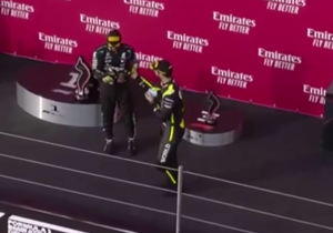 VIDEO: Ricciardo en Hamilton doen gezamenlijke 'Shoey' op podium