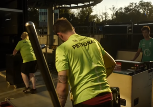 VIDEO: Mercedes al bezig met voorbereidingen transport Melbourne