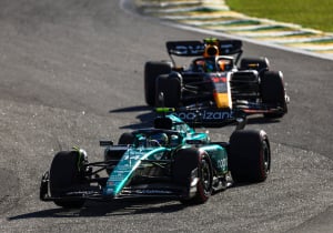 Un ex piloto de F1 explica cómo fue que Alonso venció a Checo en Brasil