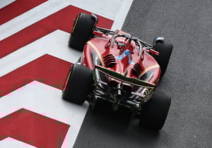 Leclerc topt tijdenlijst in eerste vrije training Abu Dhabi, Verstappen kijkt toe vanaf pitmuur