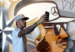 Hamilton: "Mijn leven draait niet alleen om Formule 1"