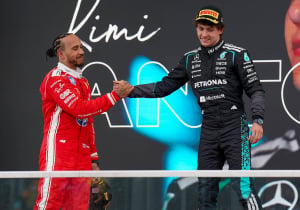 Hamilton reageert lachend op 'gestolen' handdoek Antonelli door Kardashian: "Weet van niks!"