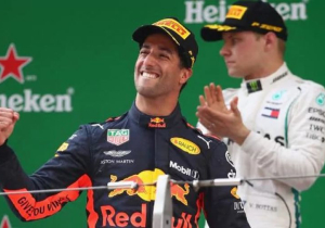 Ricciardo says Mercedes have become 'vulnerable'