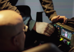 VIDEO: Mercedes laat competitiewinnaar in simulator rijden