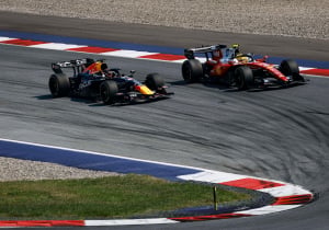 Russell houdt Verstappen nipt achter zich in spectaculaire F1 GP van Oostenrijk