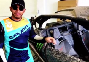 Lewis Hamilton drift erop los met Maverick X3