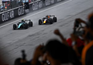 Verstappen wint bizarre F1 GP van Bahrein nadat halve veld stilviel door softwarefout