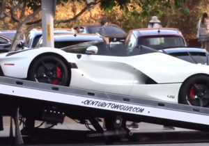 VIDEO: Lewis Hamilton ziet zijn gloednieuwe Ferrari op bergingsauto weggaan