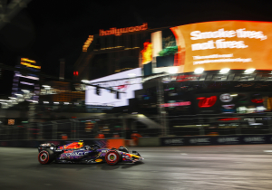 Fans verscheuren doeken die zicht blokkeerden om F1 te kunnen zien in Las Vegas
