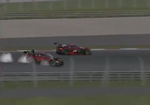 Alertheid Verstappen voorkomt crash in virtuele 24 uur van de Nürburgring