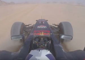 VIDEO: David Coulthard jaagt RB7 door woestijn in Jordanië