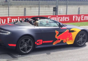 VIDEO: Ricciardo scheurt met blonde dame in Aston Martin over Red Bull Ring