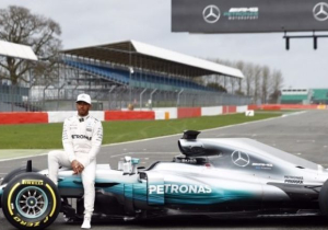 VIDEO: Lewis Hamilton test W08 op circuit Silverstone