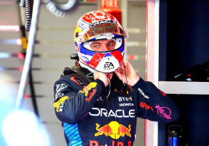 Verstappen onthult nieuwe helm voor 2025: "Gebaseerd op het ontwerp van mijn vader"