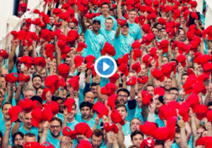VIDEO: Mercedes in red cap tribute to Lauda