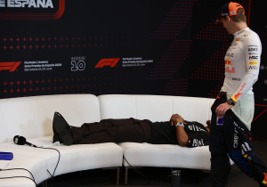 Hamilton 'doet een dutje' tijdens persconferentie, Verstappen: "Hij wordt duidelijk oud"