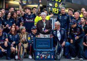 Video: Oma van Verstappen vlucht weg tijdens overwinningsritueel Red Bull Racing