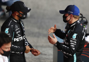 Hamilton komt op voor teamgenoot: 'Bottas hoeft zijn prestaties echt niet te verdedigen'