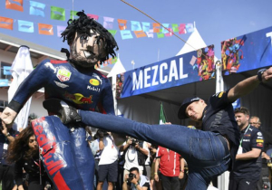VIDEO: Max and Daniel vs piñatas