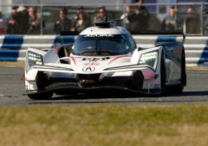 Stevige crash in het donker tijdens 24 uur Daytona, problemen Van der Zande