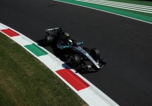 Ferrari bepaalt het tempo in Italië tijdens VT1, Mercedes kijkt aan tegen flink gat