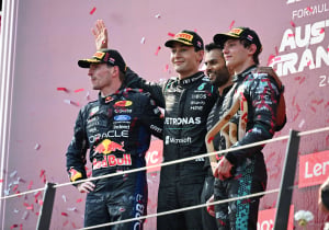 Verstappen en Antonelli houden het voor gezien en laten Russell alleen staan in Oostenrijk