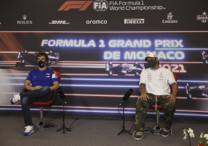 Alonso over titelstrijd: "Verstappen is waarschijnlijk favoriet, omdat hij beter presteert"