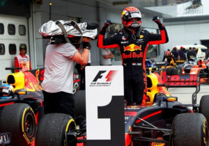 IN BEELD: Zo vierde Max Verstappen zijn overwinning in Maleisïe