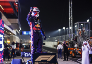 Verstappen ontvangt speciale helm na derde titel en viert feest met Red Bull