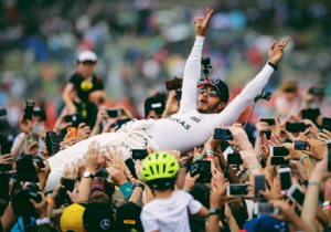 LOL! Hamilton zet Bottas en Räikkönen een hak op Instagram