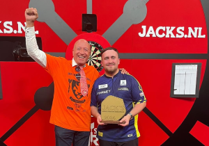 Tim Coronel verbaast Koert Westerman en poseert met dartswinnaar Luke Littler