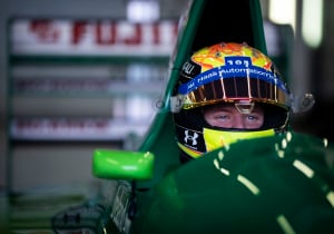 IN BEELD: Mick Schumacher stapt in auto waarmee vader Michael debuteerde