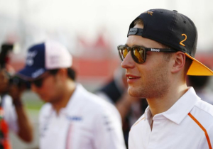 VIDEO: Stuurmanskunsten Vandoorne houden de MCL33 uit de muur!